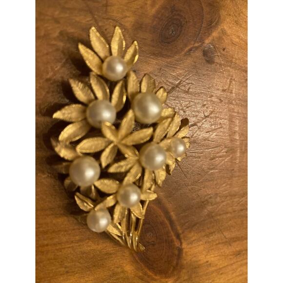 Vintage Trifari Gold Tone Pearl Brooch Pin free shipping - Picture 3 of 5